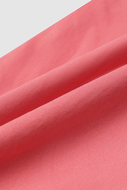 Capri nadrág zsebekkel és középmagas derékkal, alján hajtásokkal és több zsebbel.