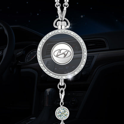 Autó aromaterápiás logós medál fémből és gyémántokból