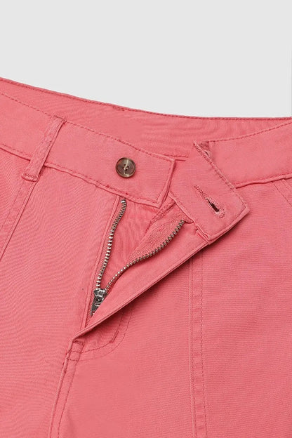 Capri nadrág zsebekkel és középmagas derékkal, alján hajtásokkal és több zsebbel.