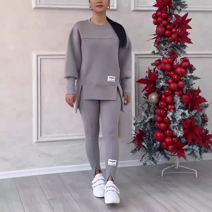 Egy hosszú ujjú, mintás pulóverből és leggingsből álló, szabálytalan szett.