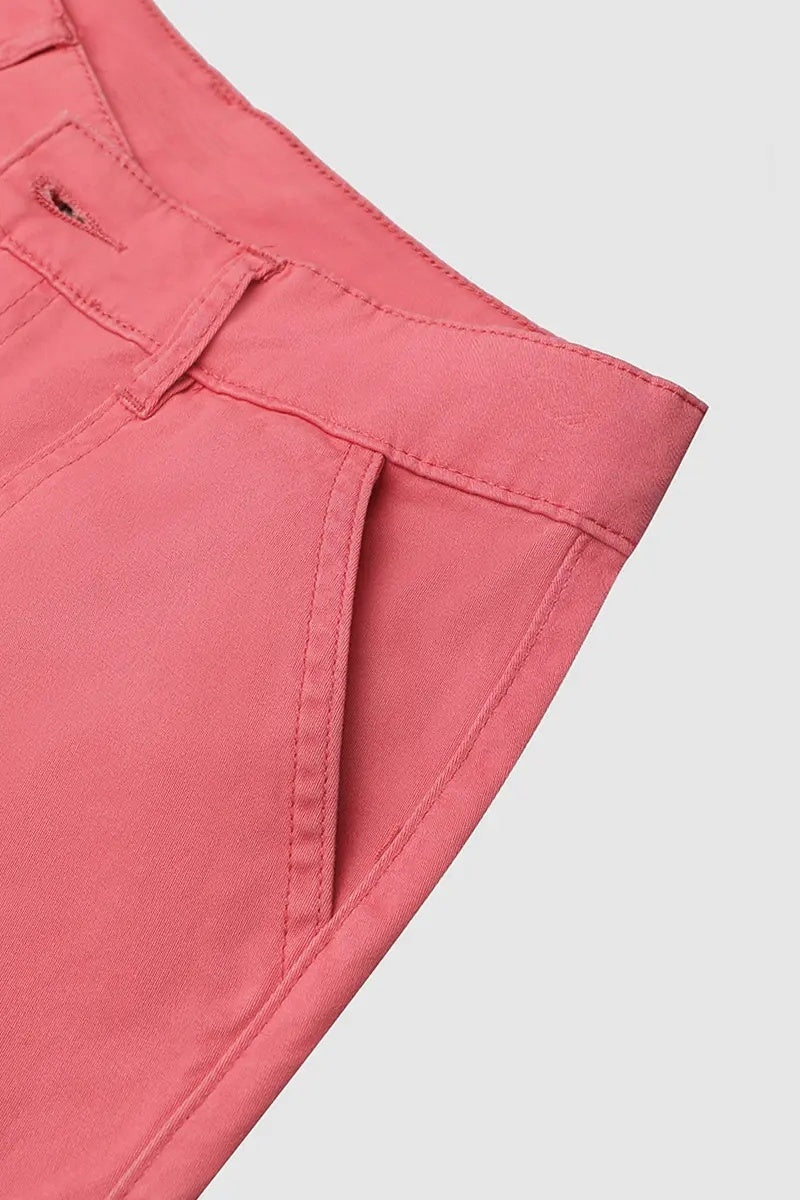 Capri nadrág zsebekkel és középmagas derékkal, alján hajtásokkal és több zsebbel.