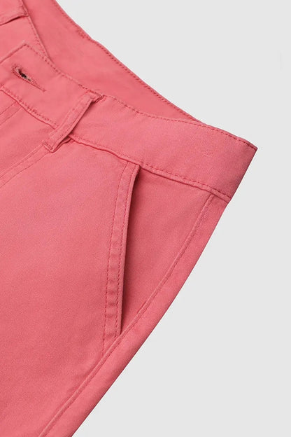 Capri nadrág zsebekkel és középmagas derékkal, alján hajtásokkal és több zsebbel.