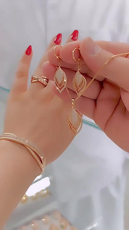 Egy stílusos és sokoldalú szett, amely három darabból áll: egy karkötőből, egy gyűrűből és egy nyakláncból.