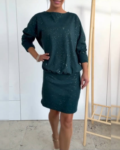 Kerek nyakkivágású és finom brokáttal ellátott ruha