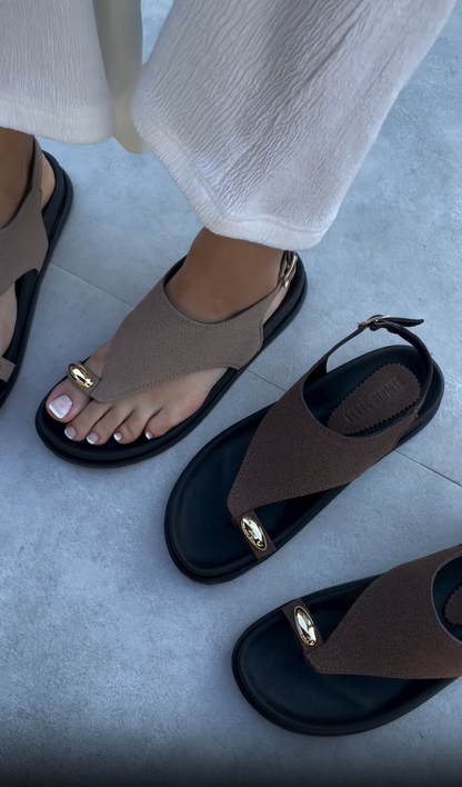 Kényelmes, nyitott orrú francia szandál fém csattal, nőknek.