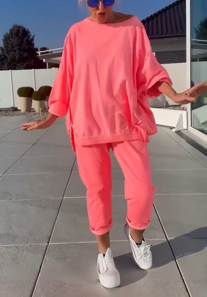 Nyári női kerek nyakú, hasított, világos színű, lezser kosztüm