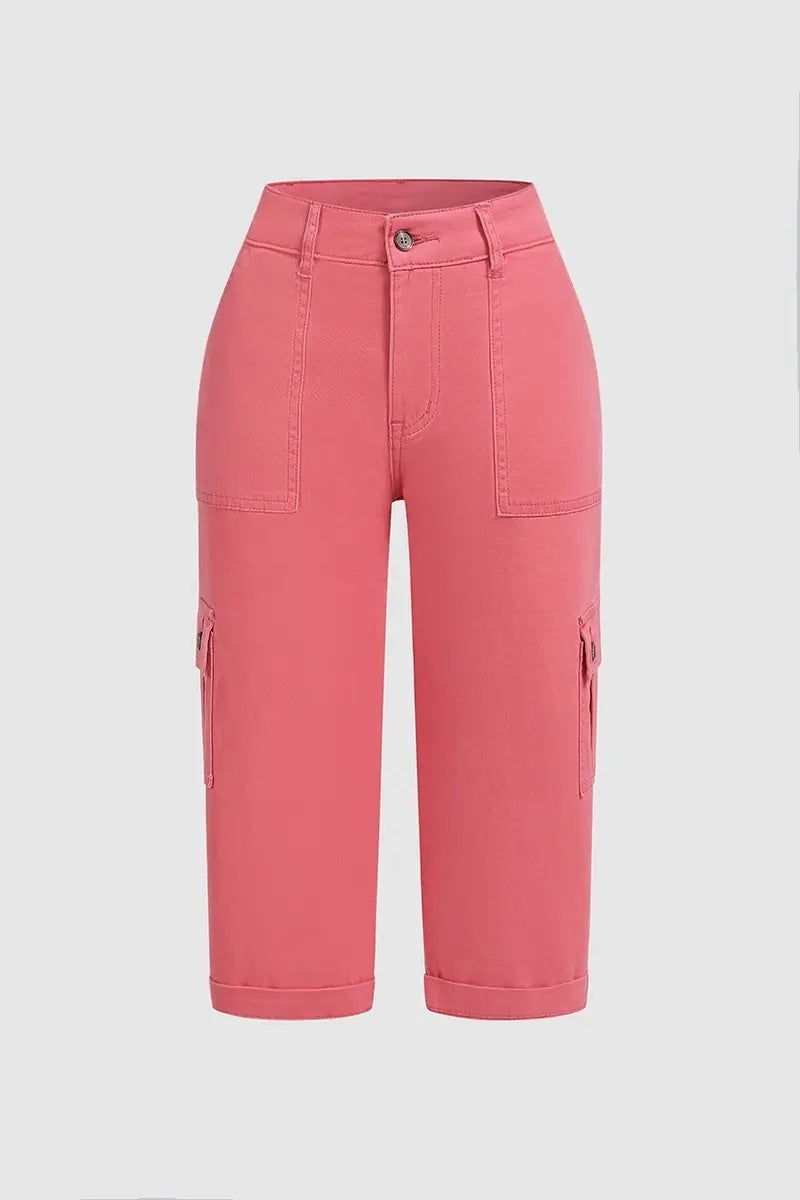 Capri nadrág zsebekkel és középmagas derékkal, alján hajtásokkal és több zsebbel.
