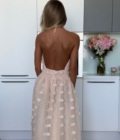 Nyári női divatos ruha nyitott háttal és nagy hasítékkal