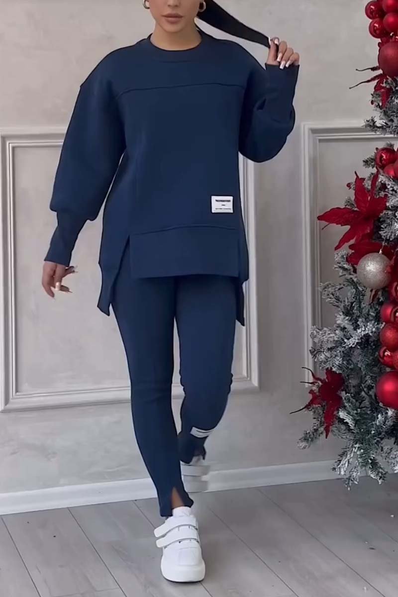 Egy hosszú ujjú, mintás pulóverből és leggingsből álló, szabálytalan szett.