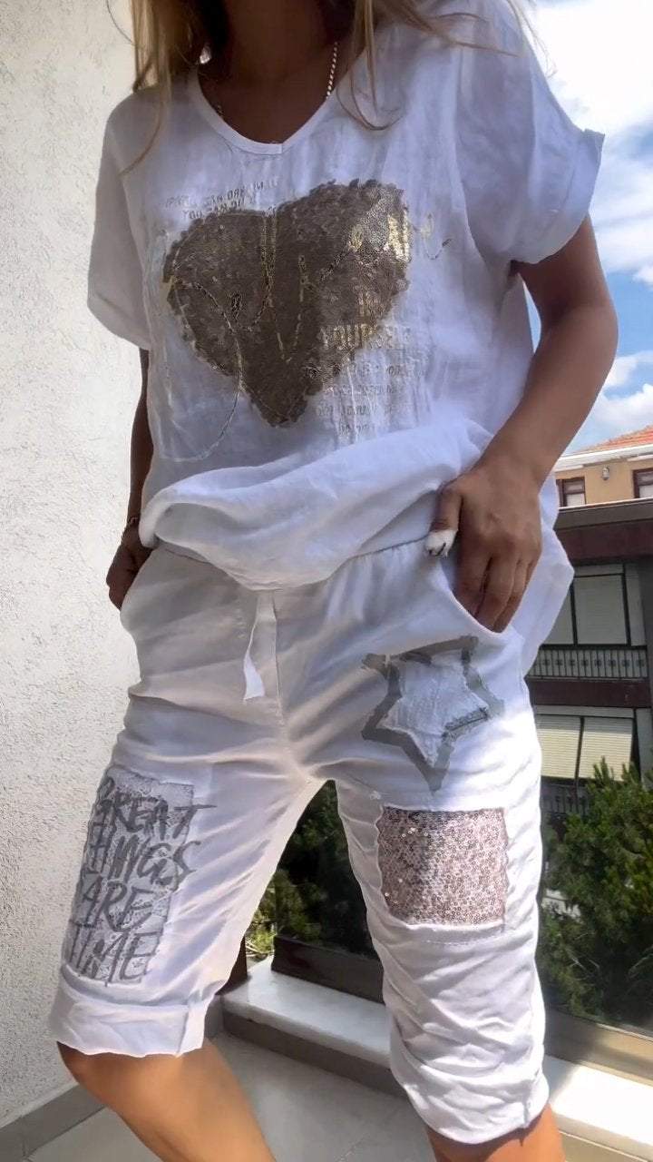 Lezser kétrészes öltöny V-nyakkal és arany dombornyomással