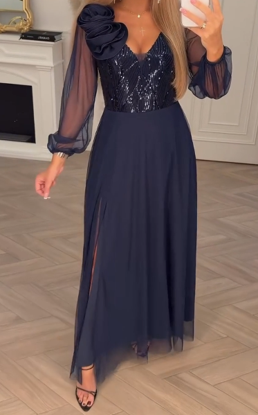 Csipke ujjú, flitterekkel és virágdíszekkel díszített ruha.