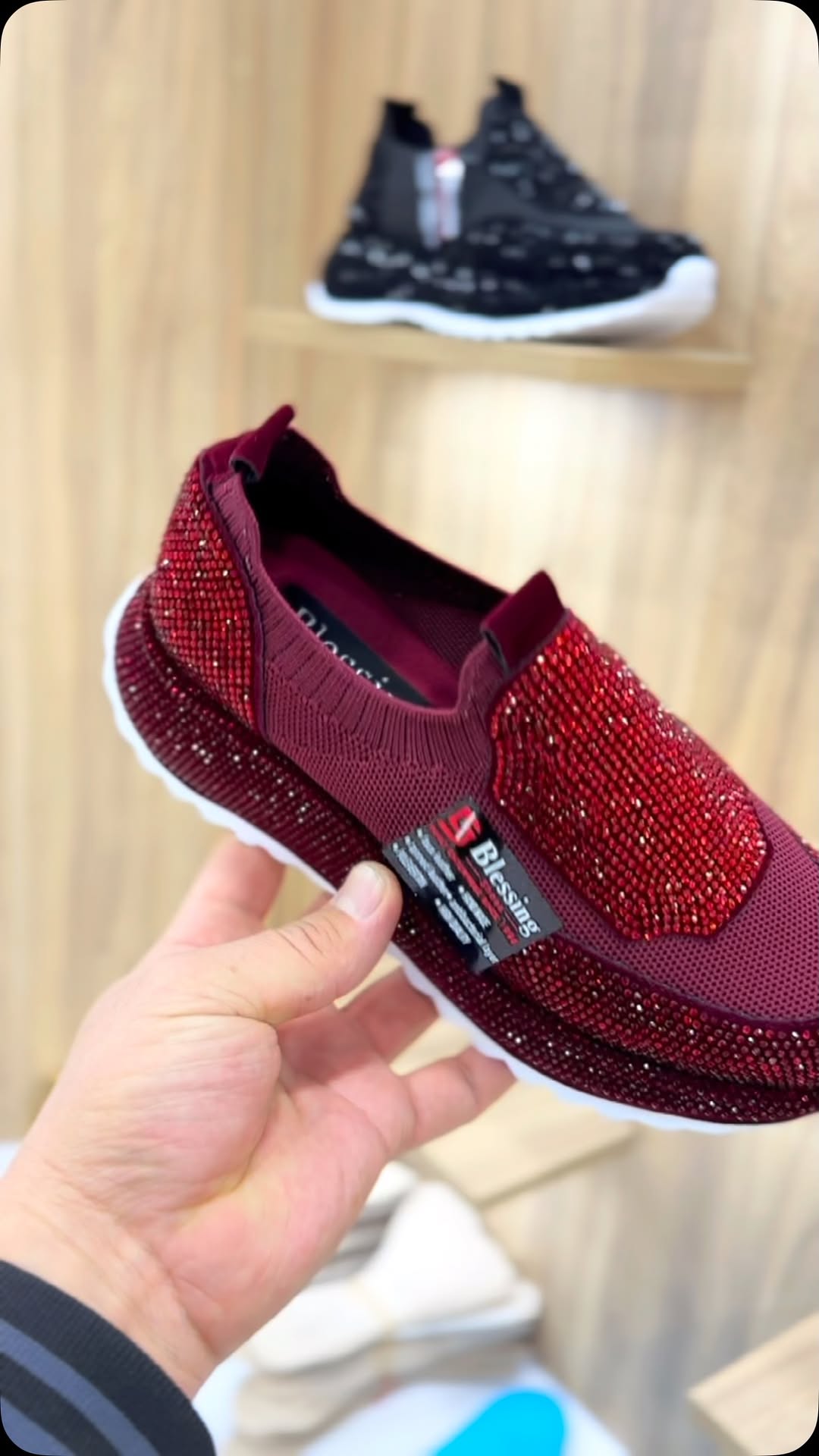 Divatos, mindennapi cipők kristályokkal