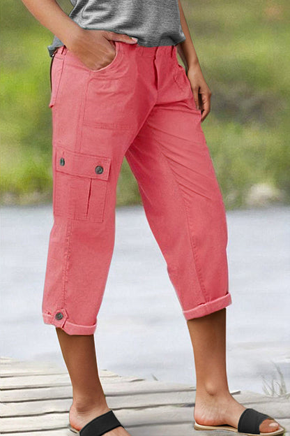 Capri nadrág zsebekkel és középmagas derékkal, alján hajtásokkal és több zsebbel.