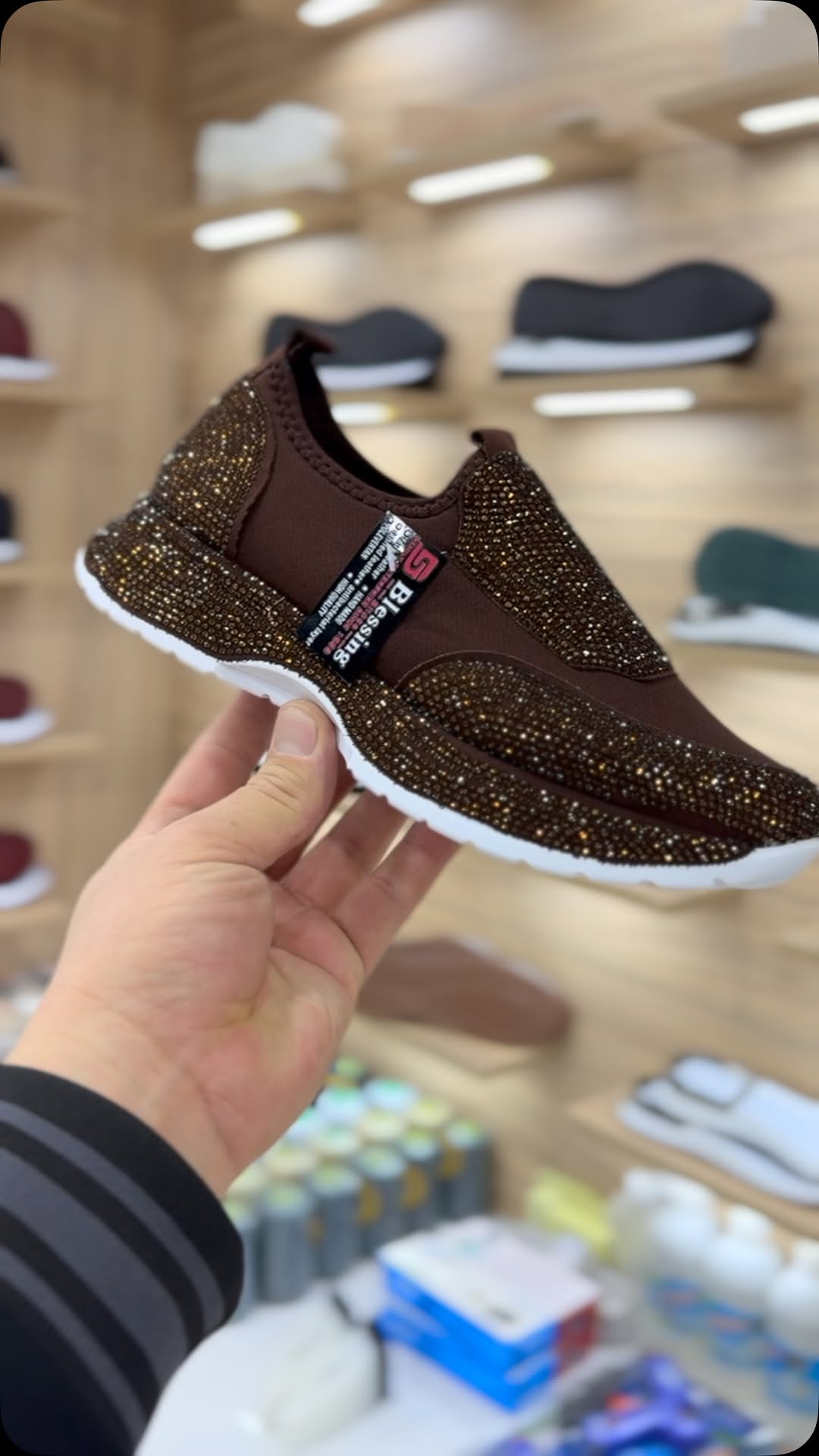 Divatos, mindennapi cipők kristályokkal