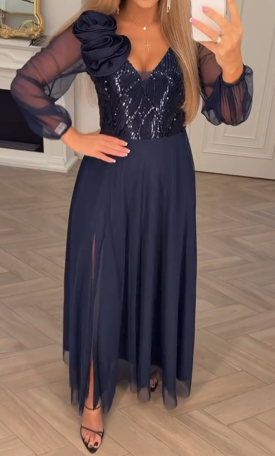 Csipke ujjú, flitterekkel és virágdíszekkel díszített ruha.