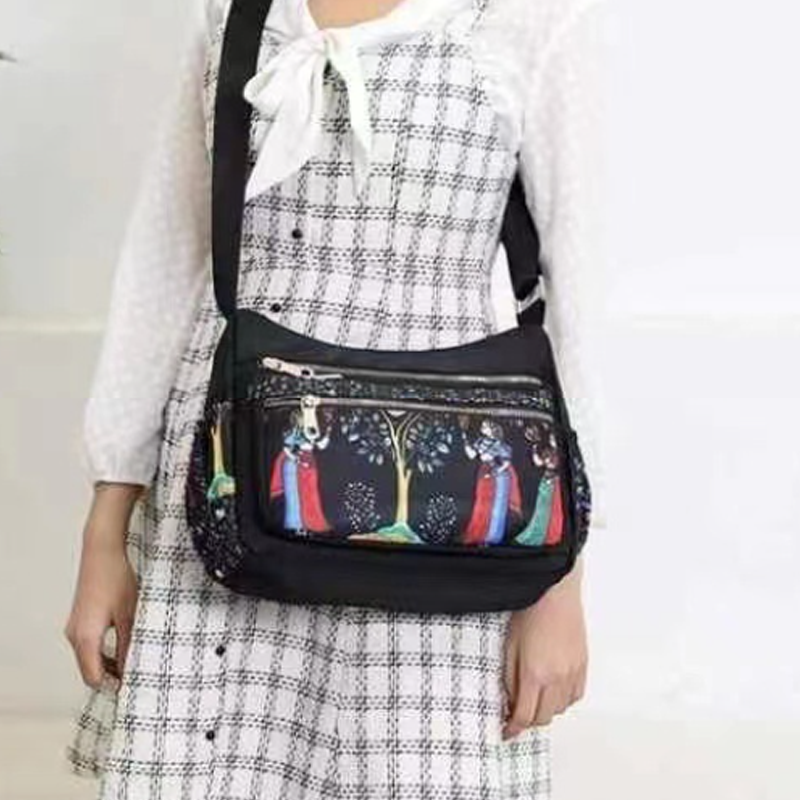 🔥Nagy kapacitású több zsebes divat nyomtatott Messenger táska