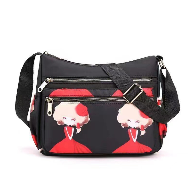 🔥Nagy kapacitású több zsebes divat nyomtatott Messenger táska