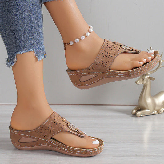 Női flip-flopok ferde sarokkal