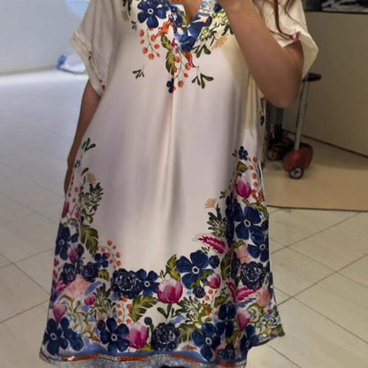 Laza virágmintás ruha V-nyakkal