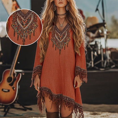 Női ruha rojtokkal és retró mintával