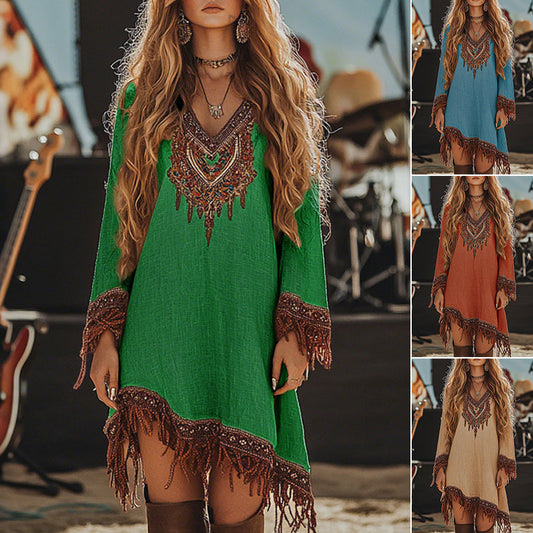 Női ruha rojtokkal és retró mintával