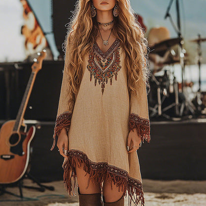 Női ruha rojtokkal és retró mintával